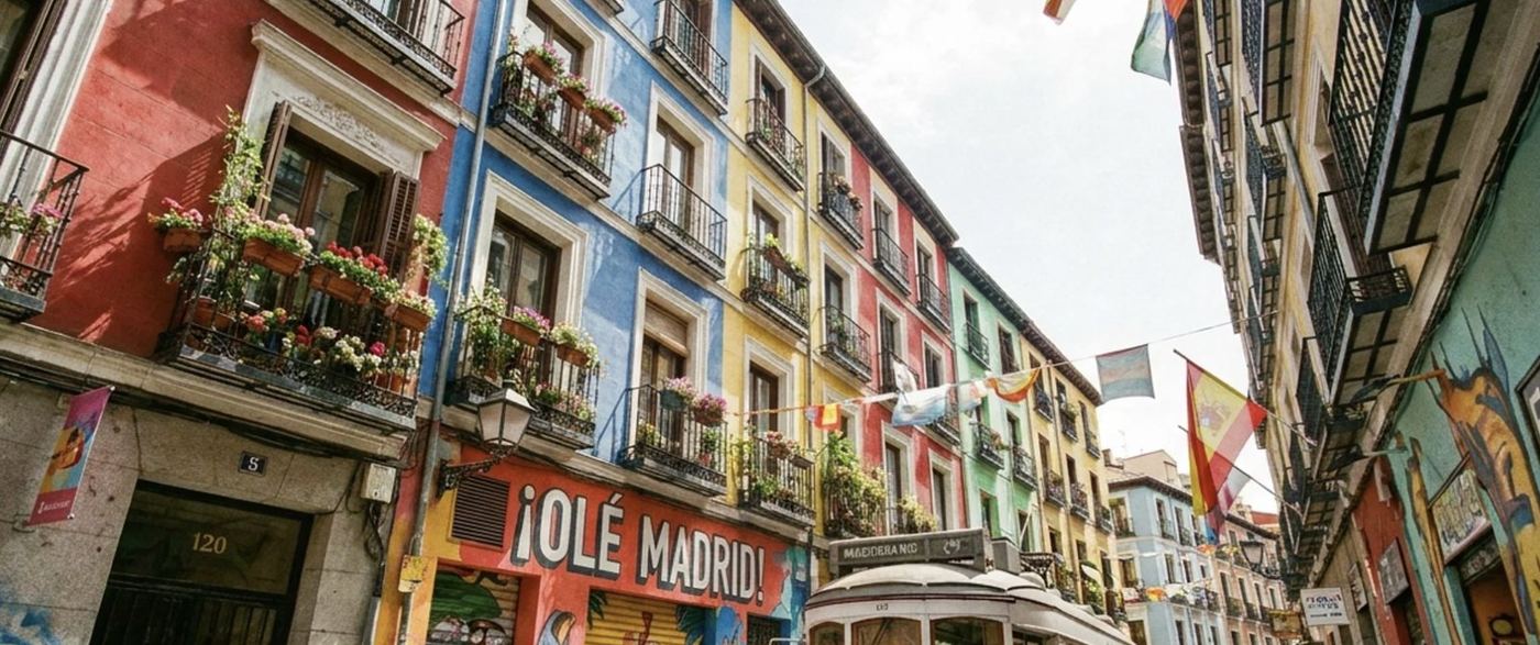 Calle del centro de Madrid con comercios y vecinos