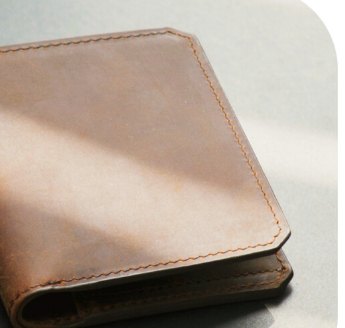 Cartera de piel sobre una mesa